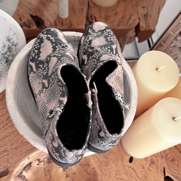 SNAKE SKIN ANKLE BOOTIES WITH ZIPPER โจโจ๐ - Picture 6 of 8